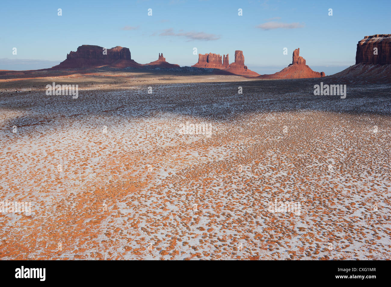 LUFTAUFNAHME. Rote Sandsteinbütten und Mesas mit dem ersten Schnee der Saison. Grenze zwischen Süd-Utah und Nord-Arizona, Navajo-Indianerland, USA. Stockfoto