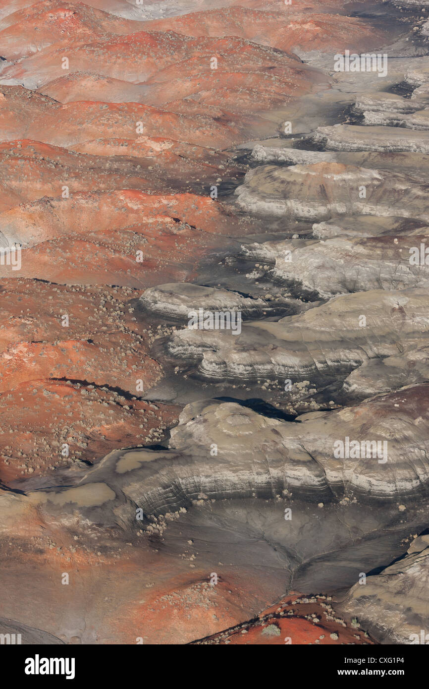 LUFTAUFNAHME. Badlands von bunten Sedimentgestein. Bisti De-Na-Zin Wilderness, San Juan County, New Mexico, USA. Stockfoto
