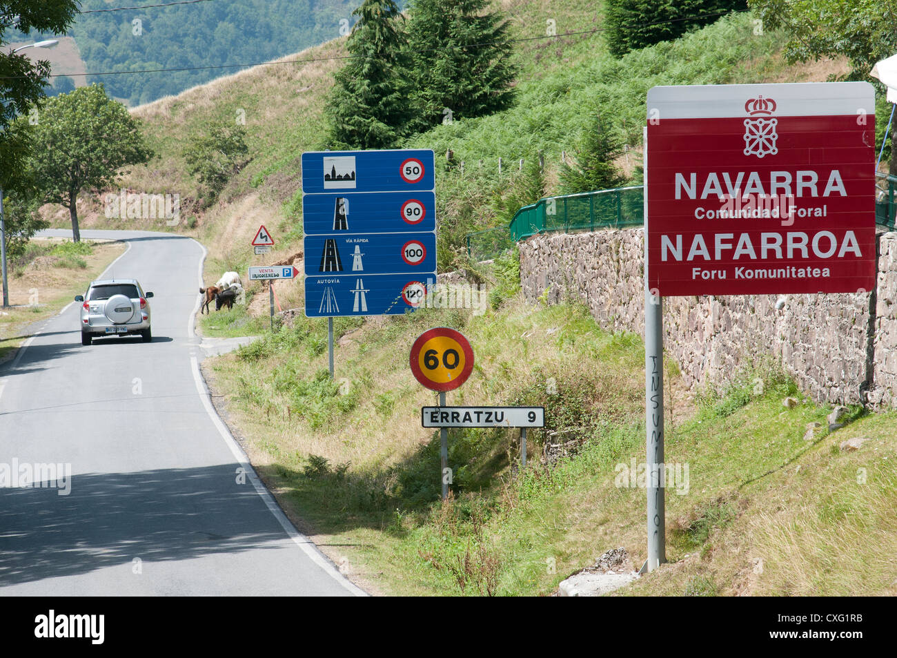 Spanischen Grenze in Navarra in den Pyrenäen Autofahren touring Fahrzeuggeschwindigkeit Geschwindigkeiten Beratung Ankündigung Roadsign Schilder Spanien Stockfoto