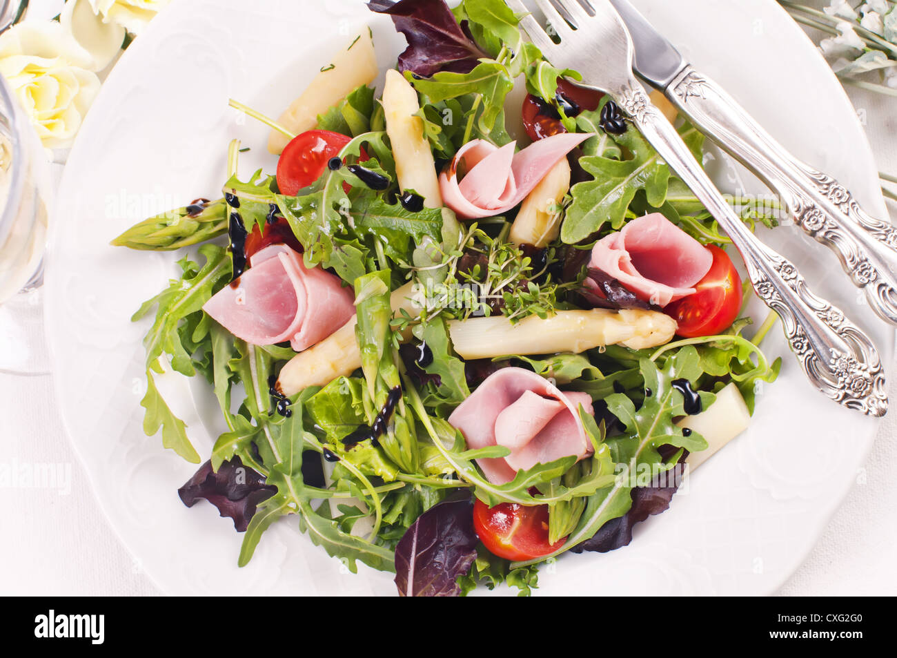 Rucola-Salat mit gekochten Schinken und Spargel Stockfoto