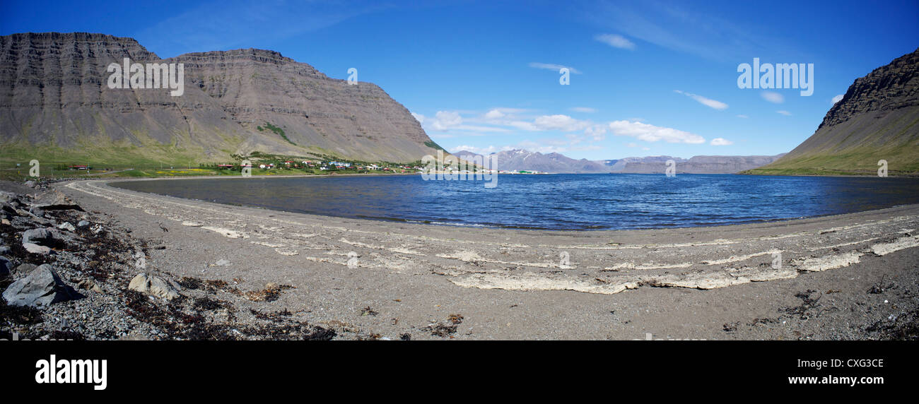 Bíldudalur ein kleines Dorf in den Westfjorden Islands - panorama Stockfoto