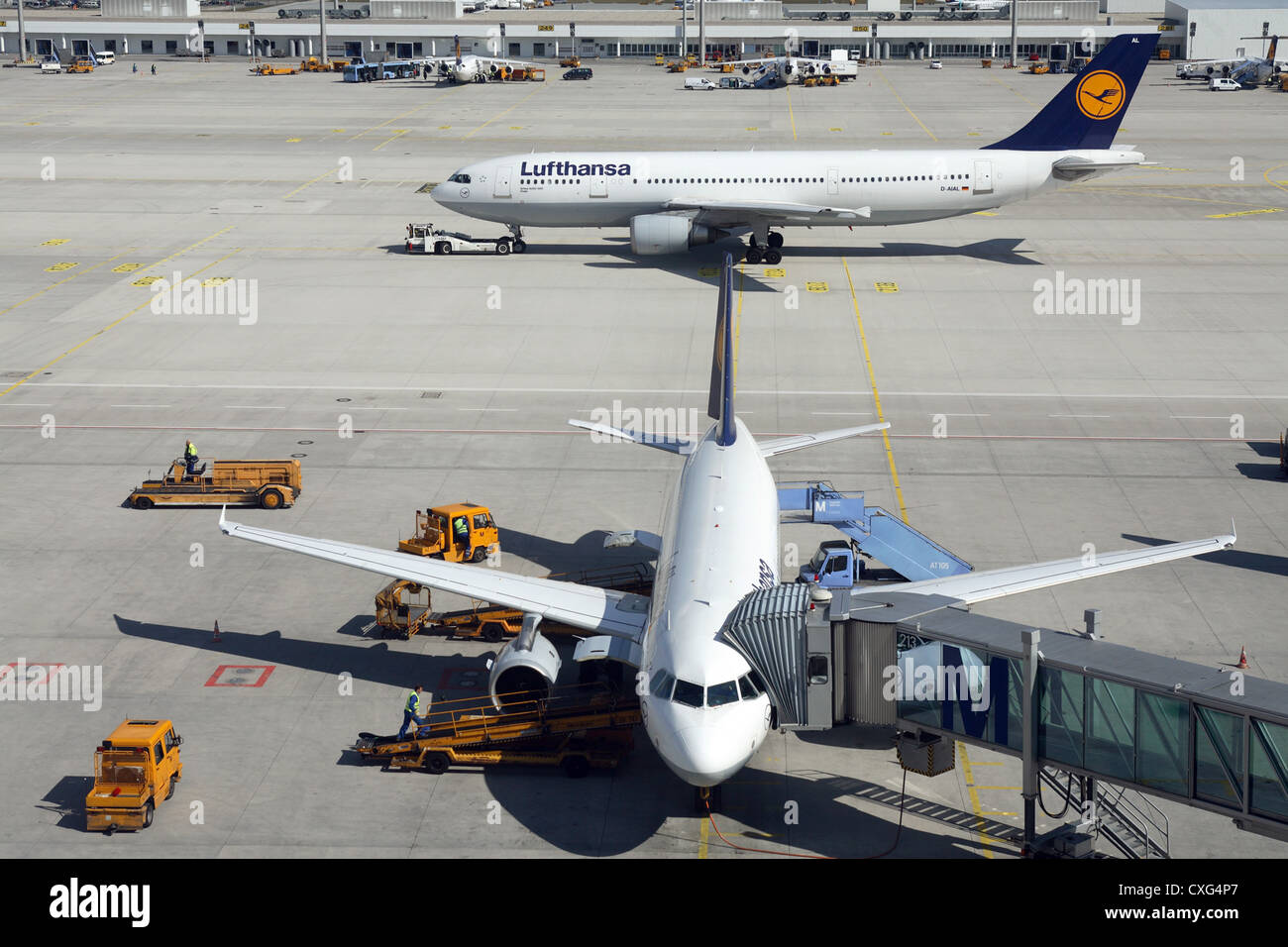 Muenchen, Asphalt und Flughafengebaeude auf der Franz-Josef-Strauß-Flughafen Stockfoto