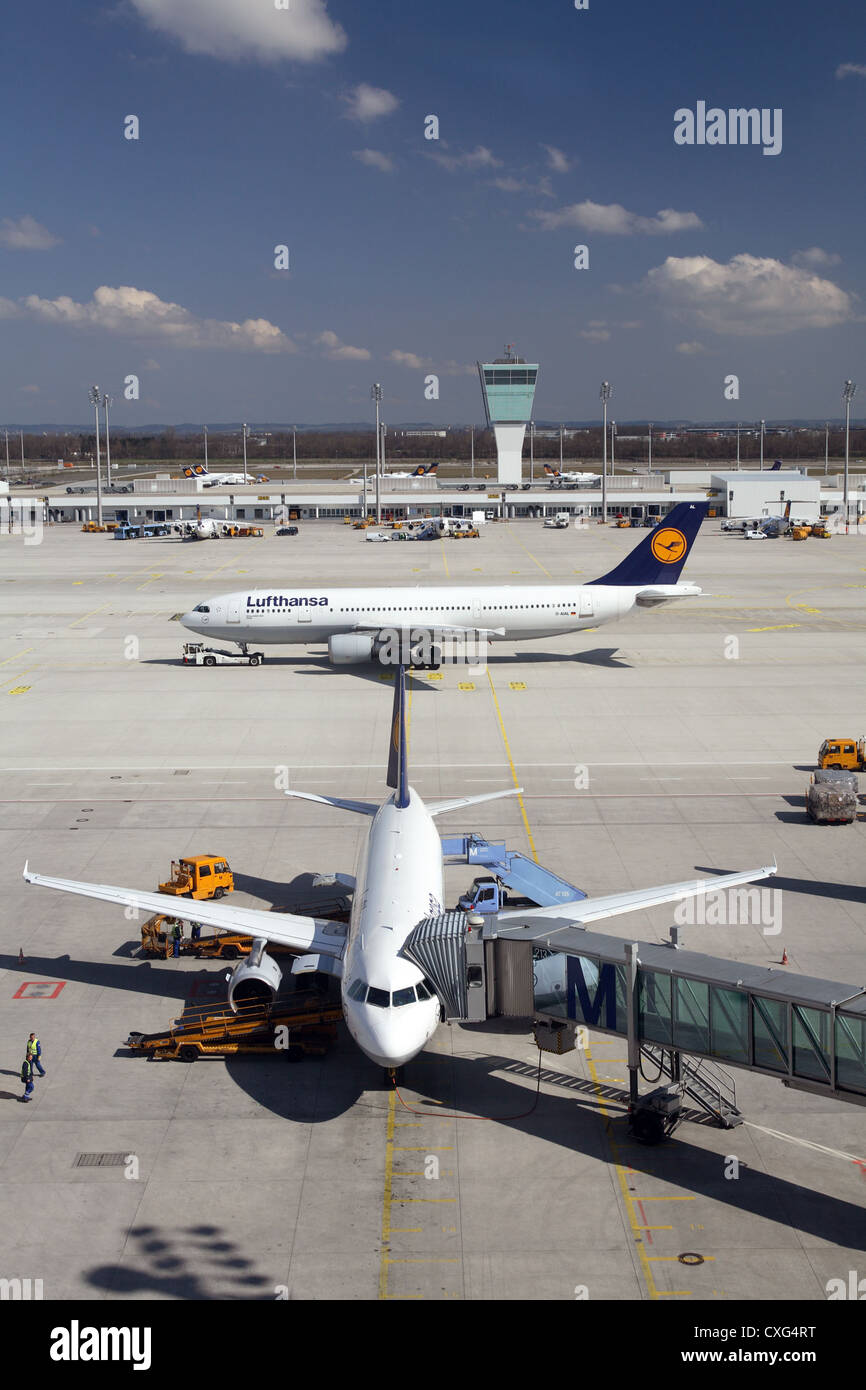 Muenchen, Asphalt und Flughafengebaeude auf der Franz-Josef-Strauß-Flughafen Stockfoto