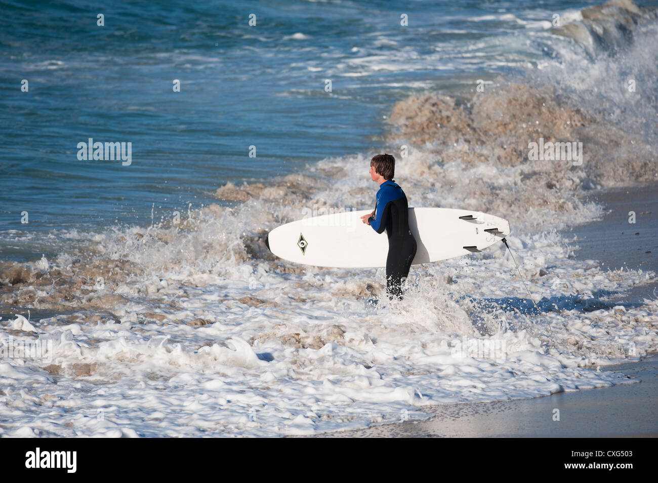Ein junger Surfer Blick auf das Meer bei Sennen in Cornwall Stockfoto