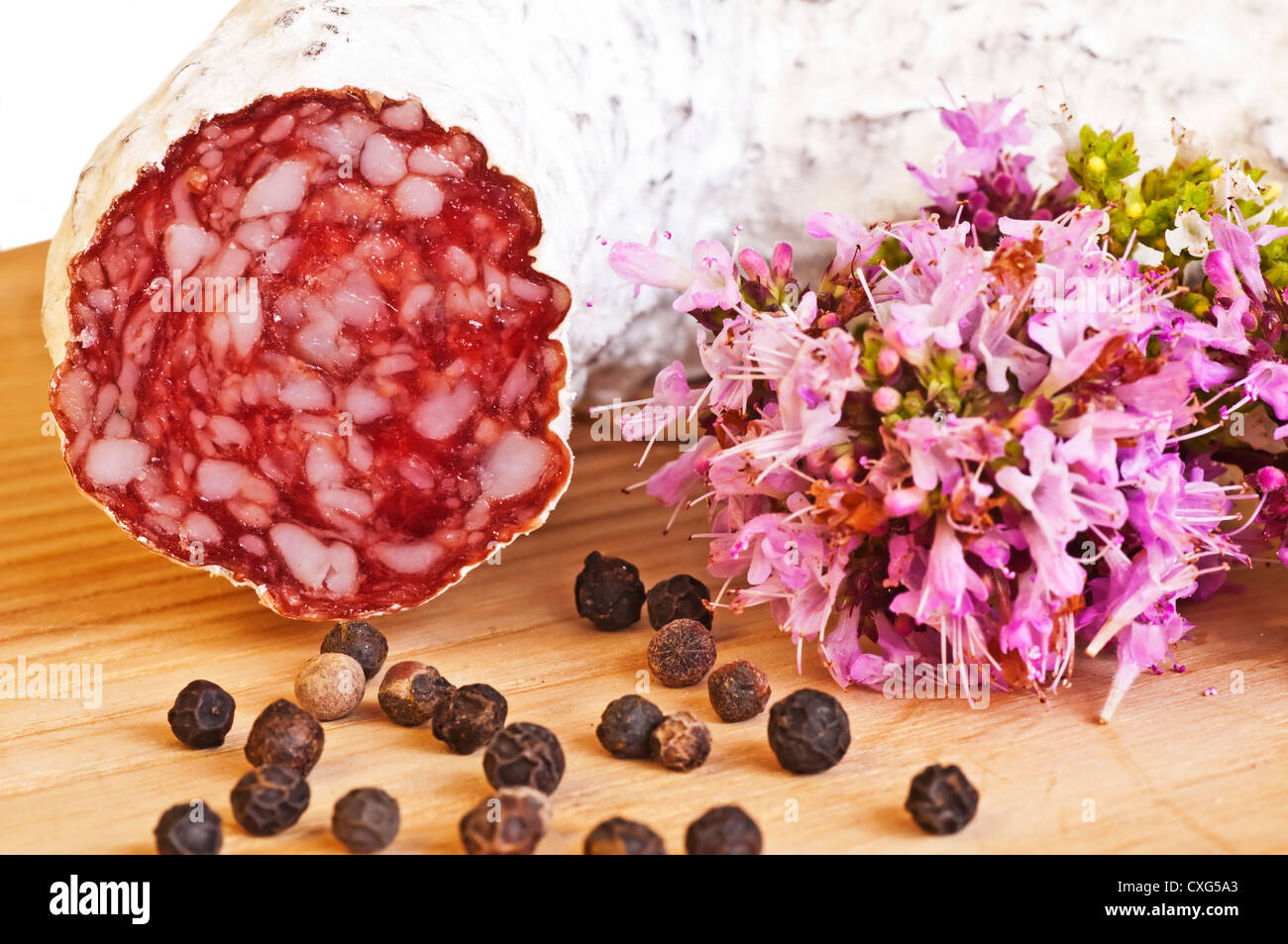 Französische Salami mit Oregano und Pfeffer luftgetrocknet Stockfoto