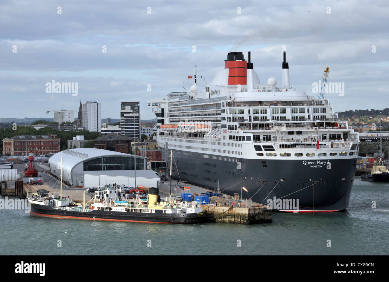 Cunard Luxusliner Queen Mary 2 an der Ocean terminal Southampton vor der Abfahrt nach New York Stockfoto