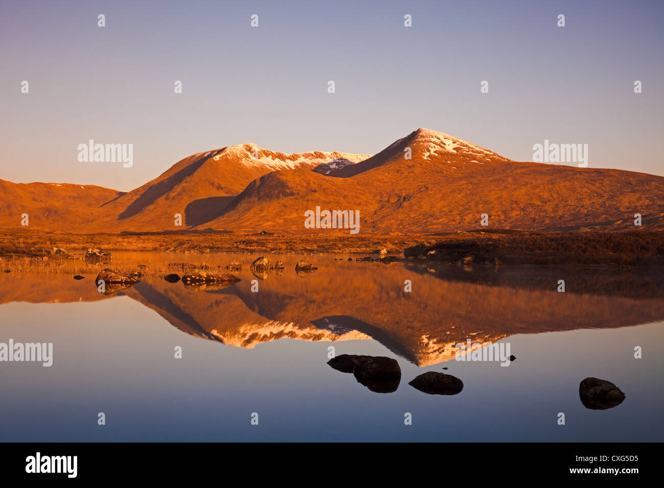 Montieren Sie Black Sunrise spiegelt sich in man Na h Achlaise Lochaber Schottland, Vereinigtes Königreich, Europa Stockfoto