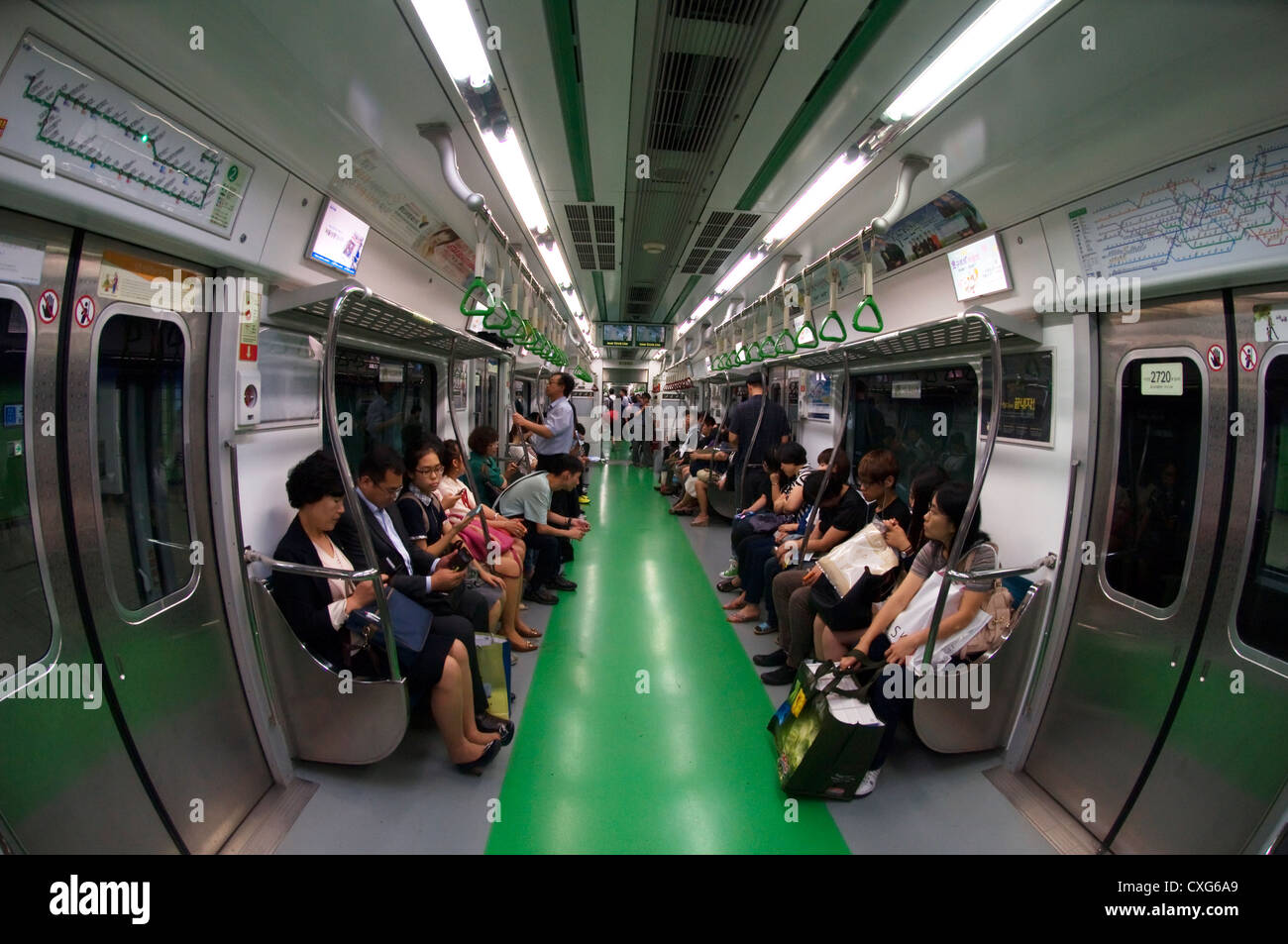 Innenraum eines u-Bahn-Zuges, Seoul, Korea. Stockfoto
