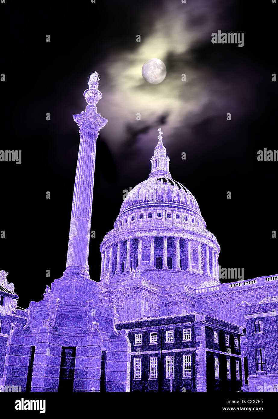 Eine ungewöhnliche Konzeptbild von St. Pauls Cathedral und der Paternoster Square-Spalte mit dem Mond hinter Wolken bewegen. Siehe Beschreibung Stockfoto