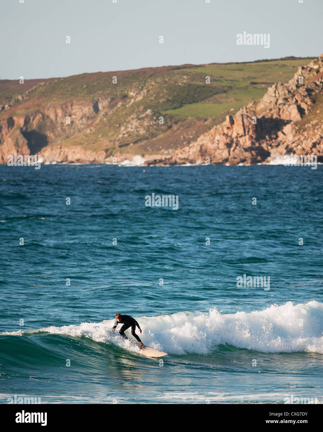 Ein Mann surfen an Sennen in Cornwall. UK. Stockfoto