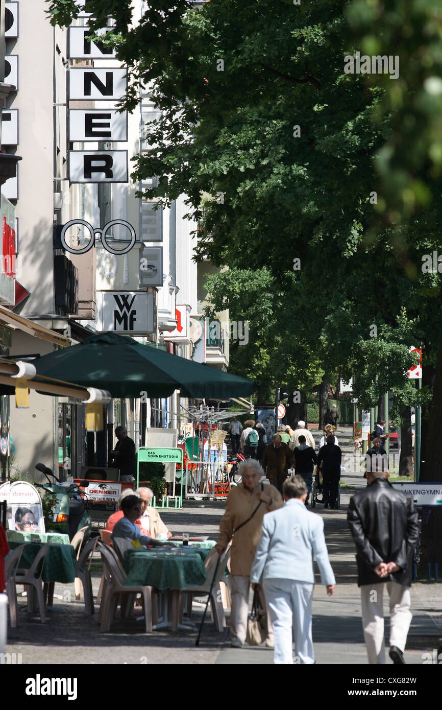 Berlin-Fußgänger in den shopping Straße Clayallee Stockfoto