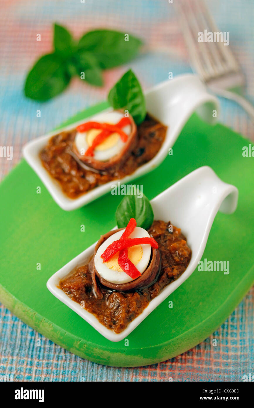 Tomate Pastete und Oliven. Rezept zur Verfügung. Stockfoto