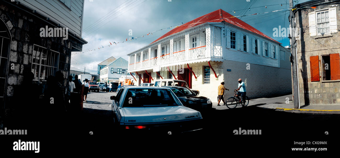 Charlestown Nevis St. Kitts belebten Straße & Gewitterwolken Stockfoto