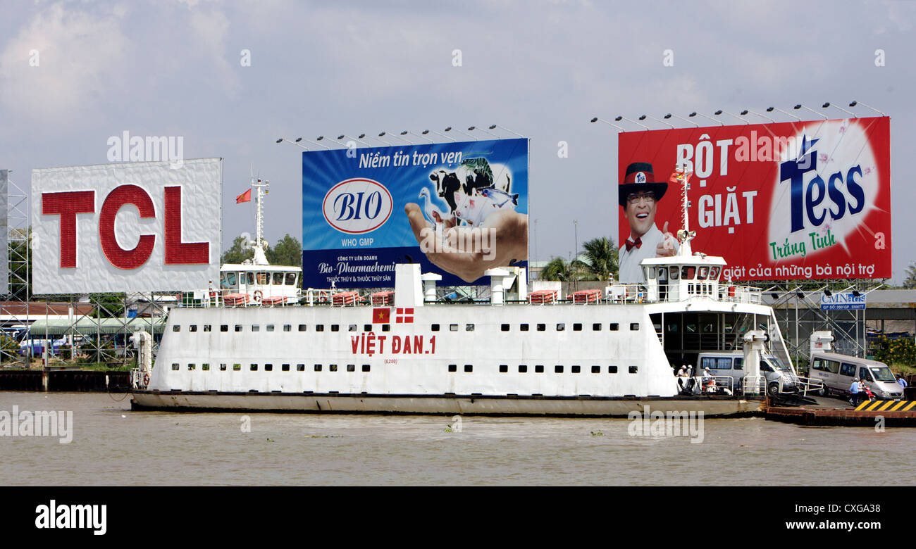 Vietnam, Werbetafeln am Hafen Stockfoto