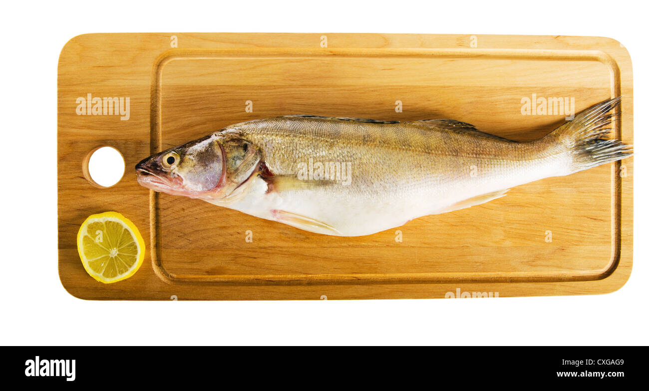 Zander auf einem Brett aus Holz Küche, es ist isoliert auf weiss Stockfoto