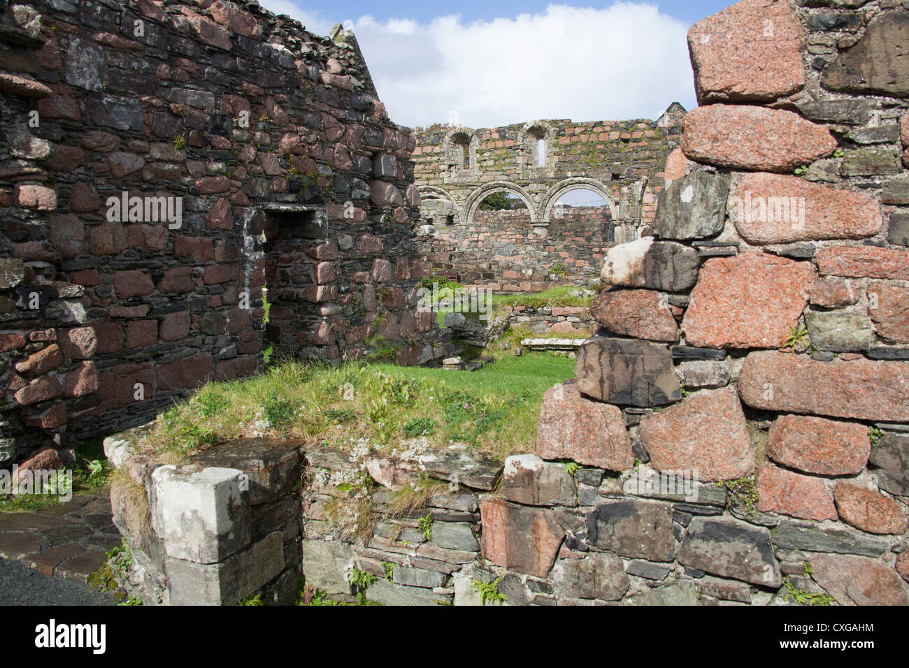 Isle of Iona, Schottland. Malerische Aussicht auf das 13. Jahrhundert Iona Nonnenkloster Ruinen. Stockfoto