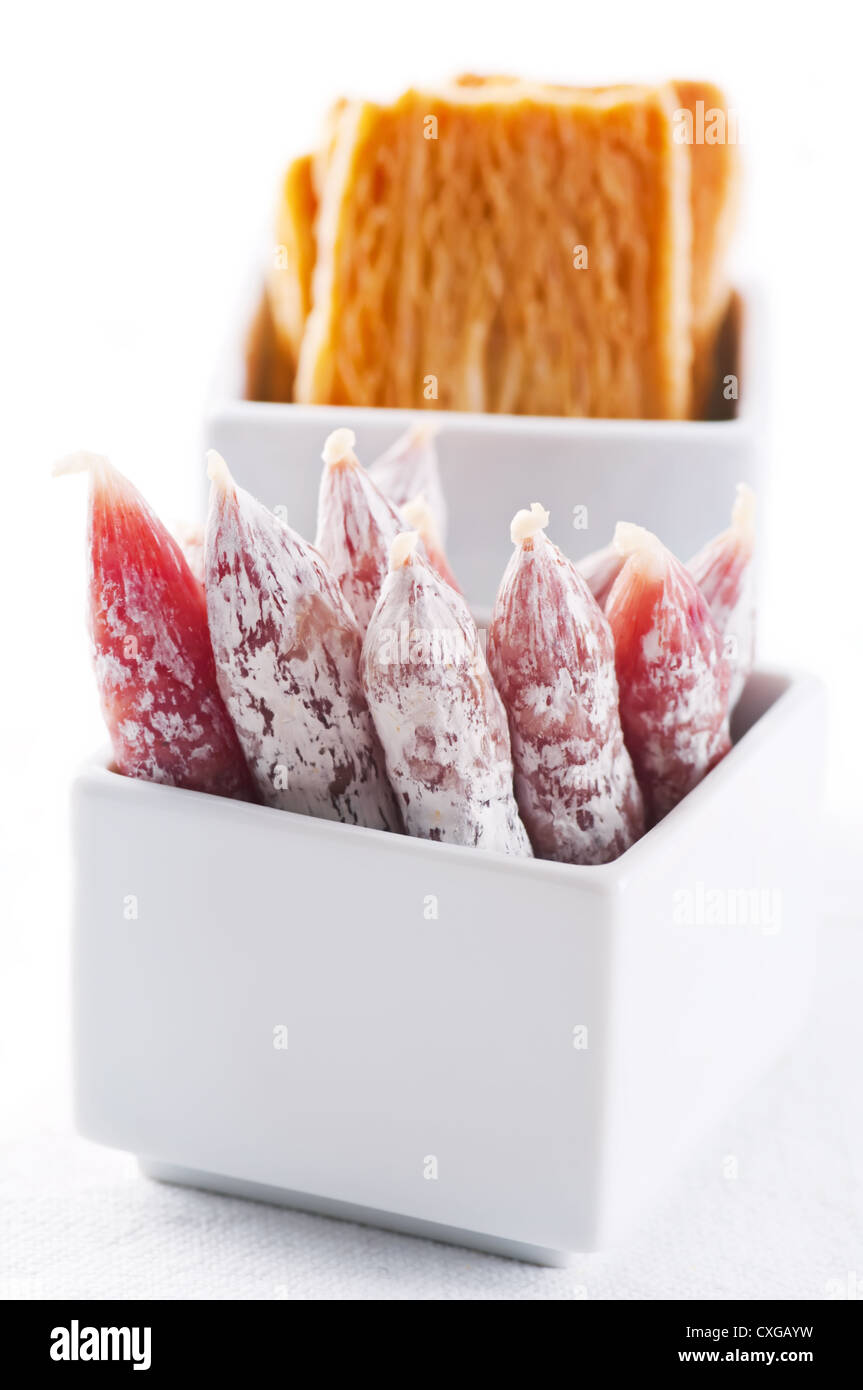 Salami mit Käse-cracker Stockfoto