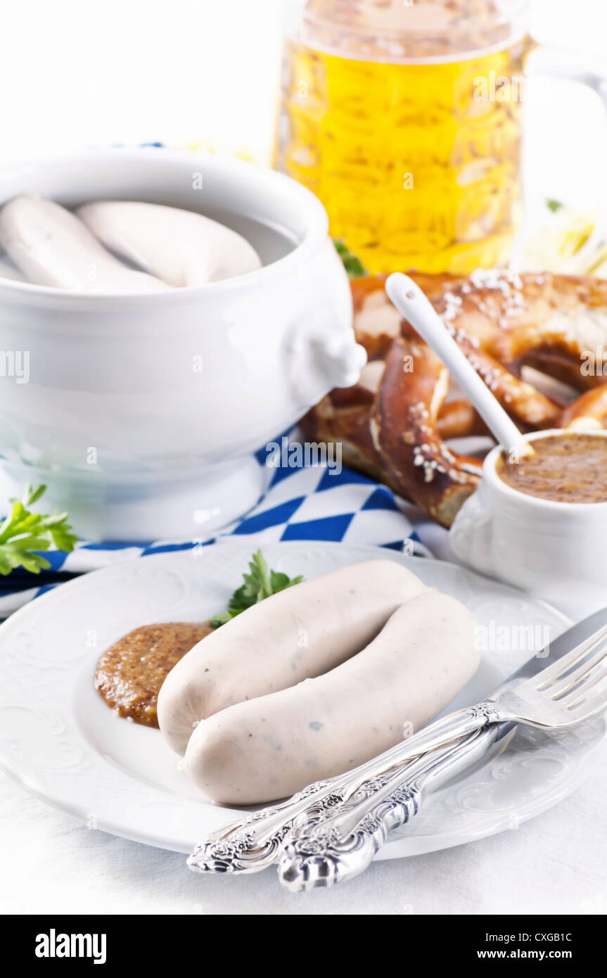 München, traditionelles Frühstück mit Weißwurst und Bier Stockfoto