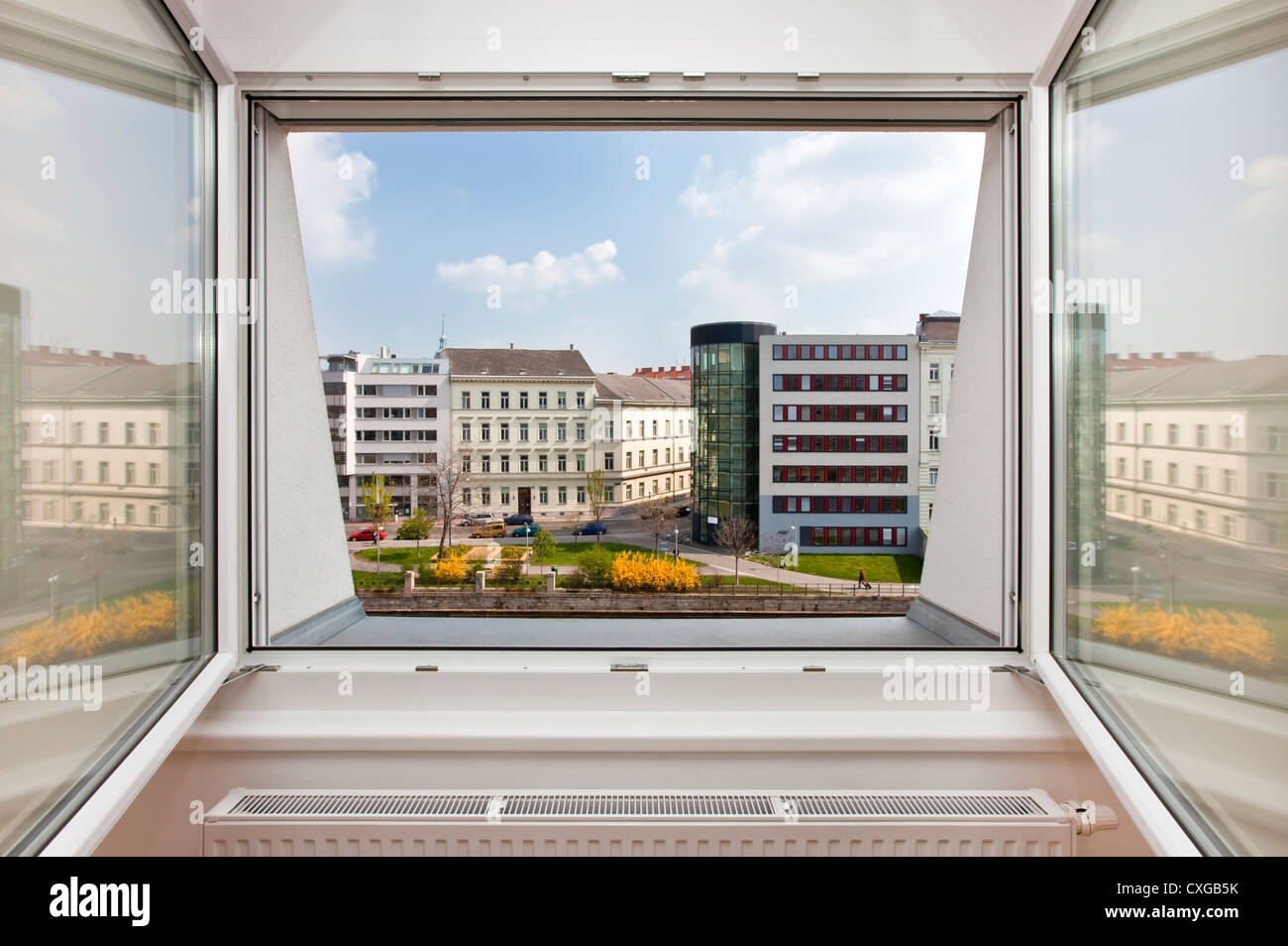 Ausblick Aus Einem Fenster Der Wohnung Im Stadtischen Umfeld Stockfotografie Alamy