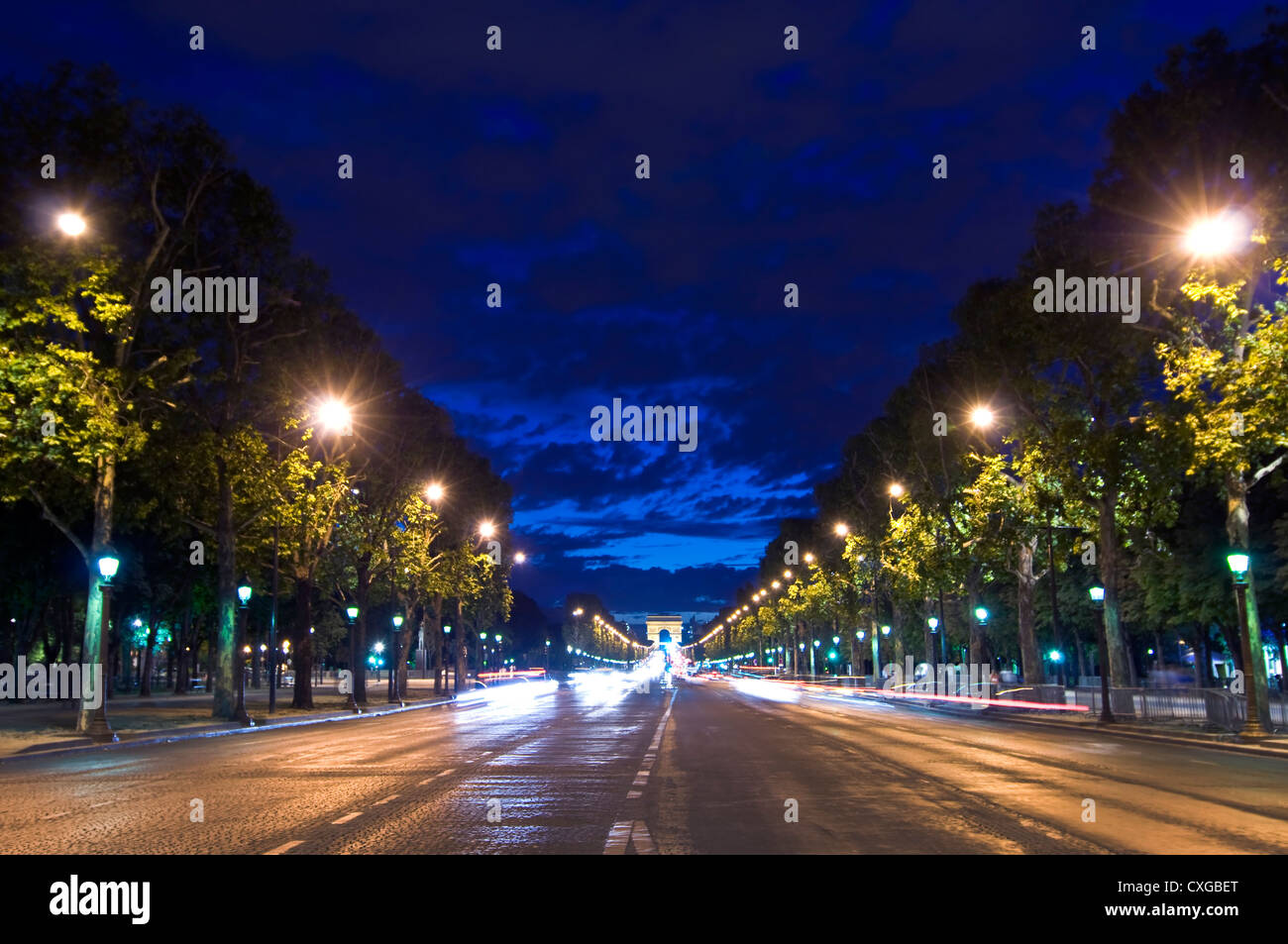 Avenue des Champs-Elysées bei Nacht - Paris, Frankreich Stockfoto
