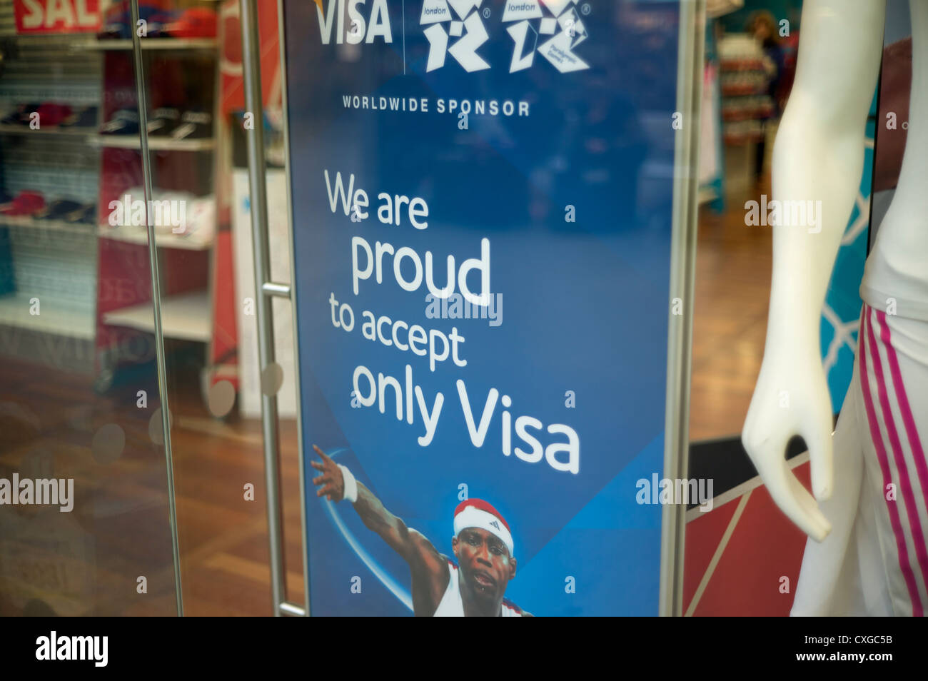 Wir freuen uns, dass wir akzeptieren nur Visa-Zeichen im Schaufenster mit 2012 London Olympischen souvenirs Stockfoto