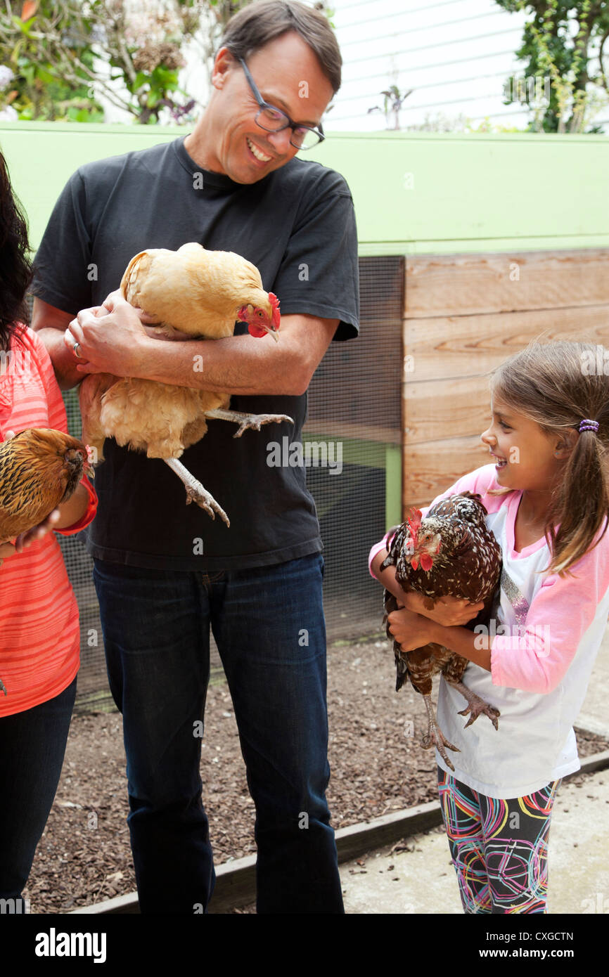 Eine Familie hält ihr Haustier Hühner. Stockfoto
