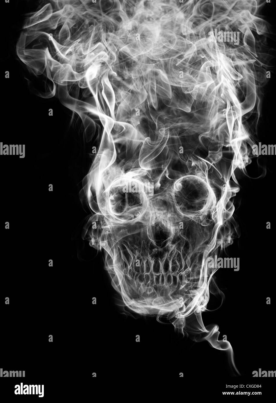Schädel des Rauches. Tot, als Symbol für die Gefahren des Rauchens für die Gesundheit und unmittelbar bevorstehenden Todes von Menschen geformten Schädel Rauch. Stockfoto