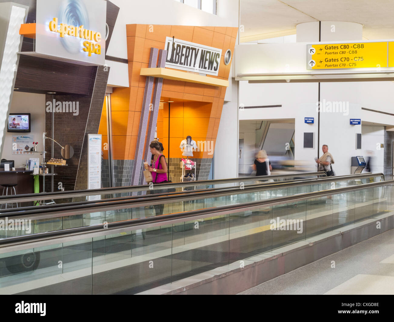 Passagier Concourse Moving Sidewalks, Newark Liberty International Airport, Newark, New Jersey, USA Stockfoto