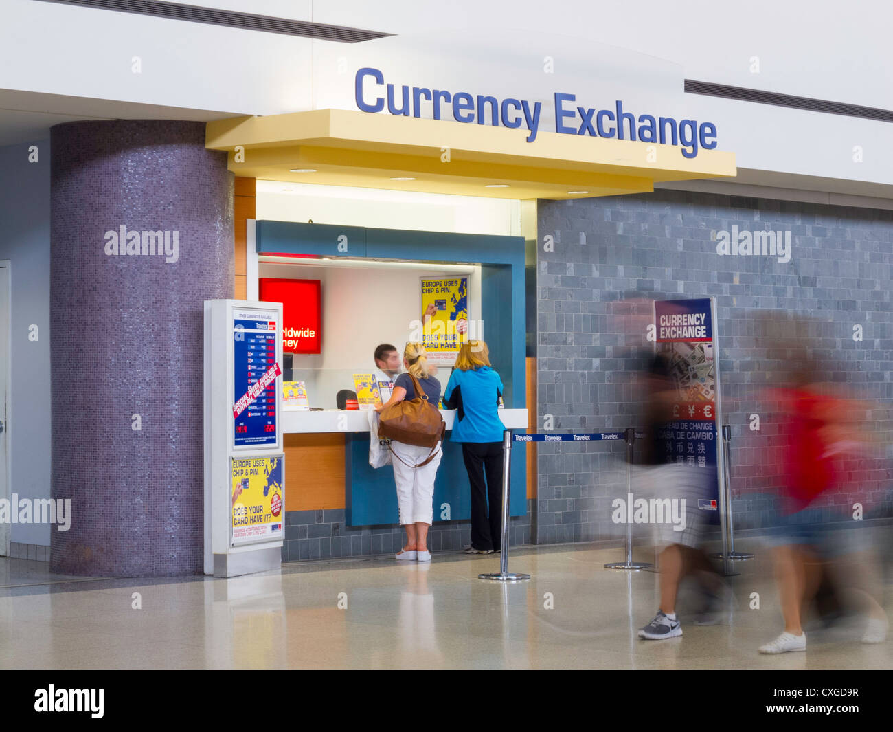 Währung Exchange Zähler, Newark Liberty International Airport, Newark, New Jersey, USA Stockfoto
