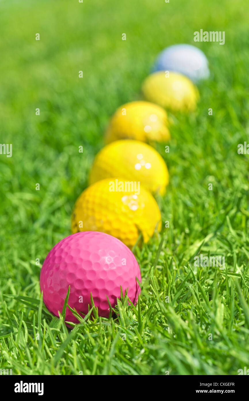 sechs Golfbälle auf dem grünen Rasen Stockfoto