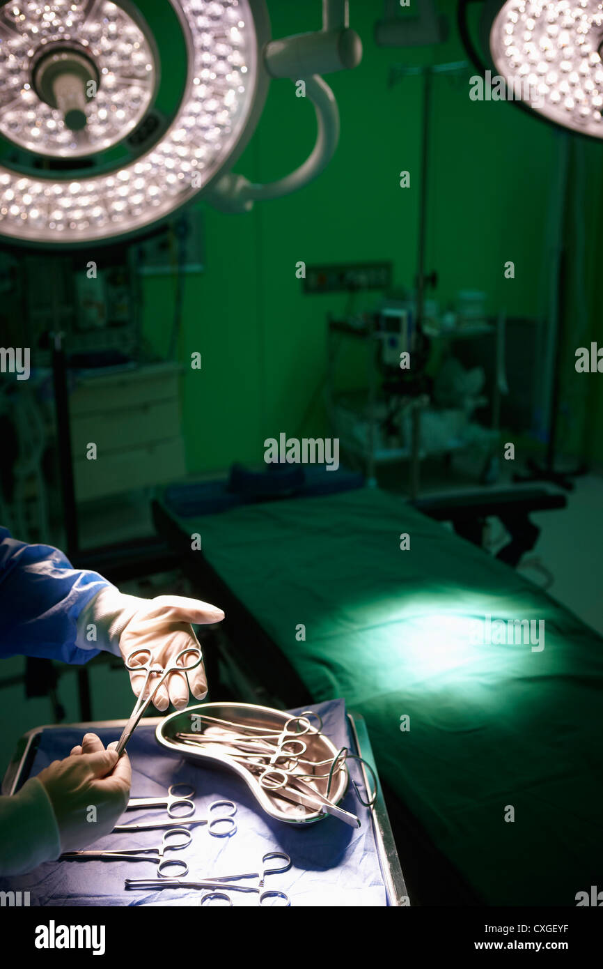 Ein Arzt berühren einer medizinische Ausrüstungen Stockfoto