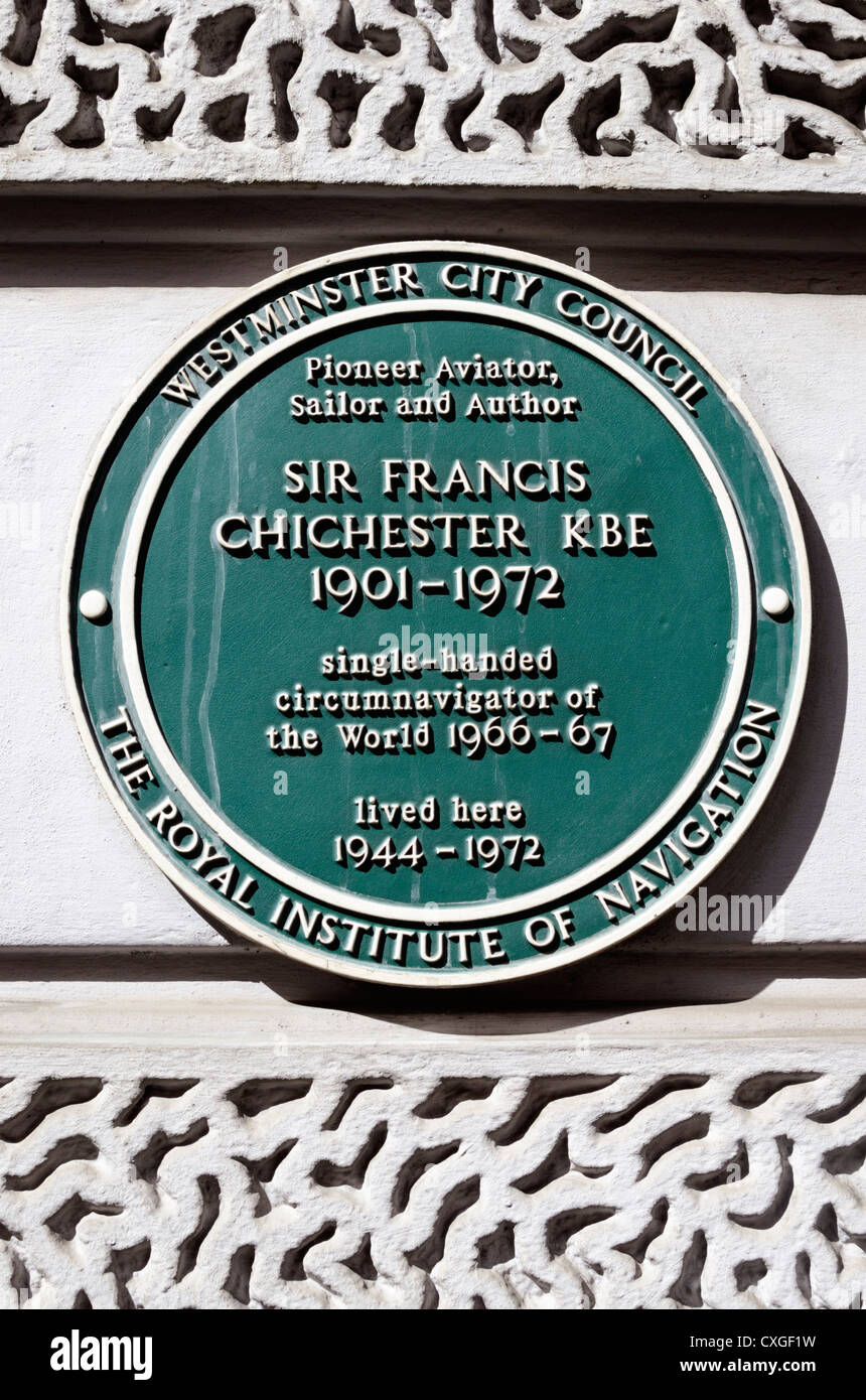 Grüne Plakette markiert das ehemalige Wohnhaus des Seefahrer Sir Frances Chichester KBE, St. James's Place SW1 Str. Jamess, London, England Stockfoto