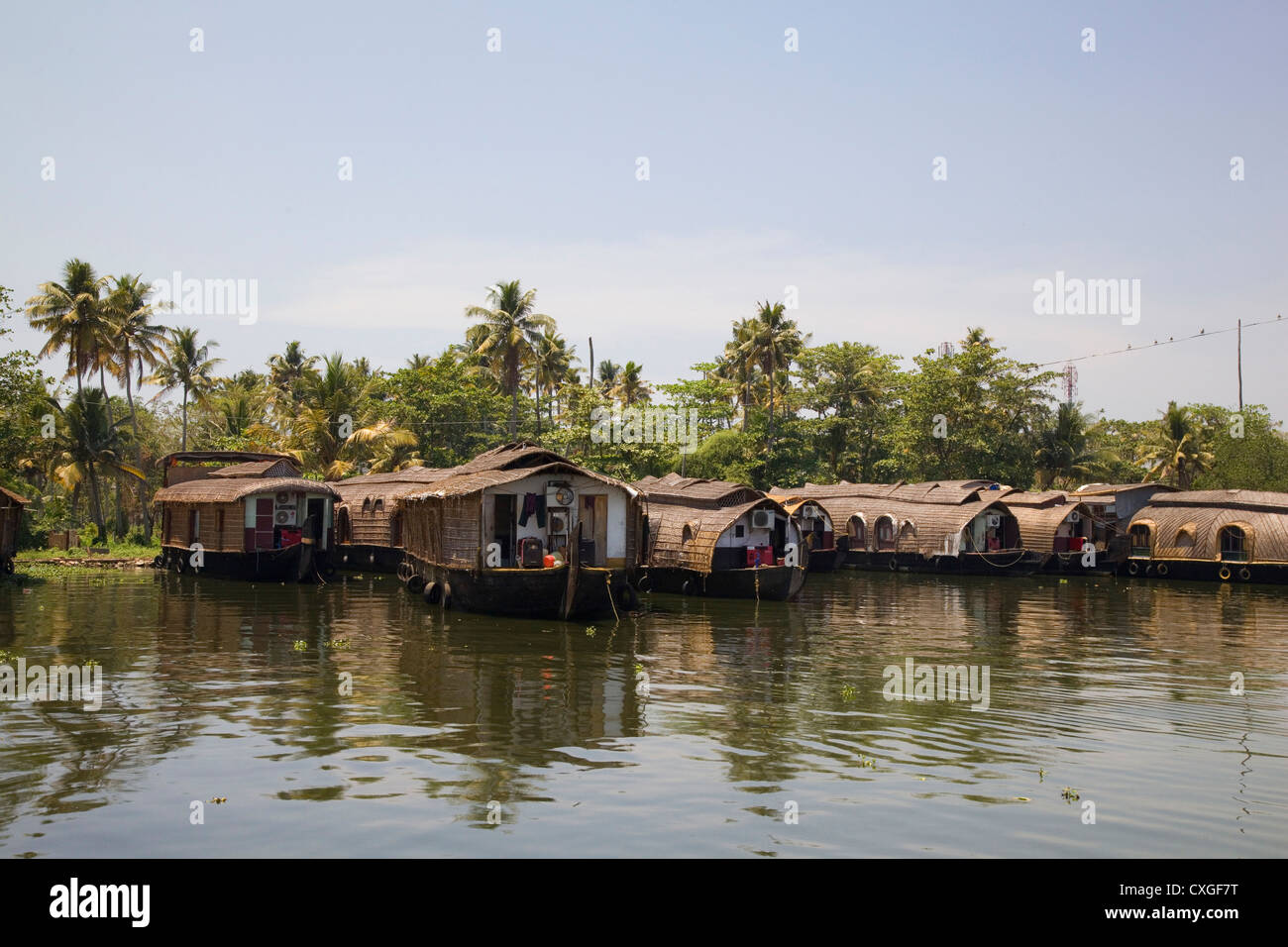 Traditionelles Hausboote festgemacht an den Ufern des Kanals in den "Backwaters" in der Nähe von Alleppey, Kerala, Indien Stockfoto