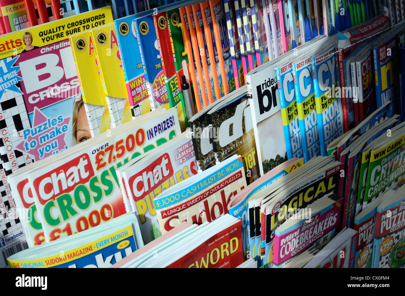 Puzzle-Zeitschriften auf einer UK-Kiosk-Regal Stockfoto