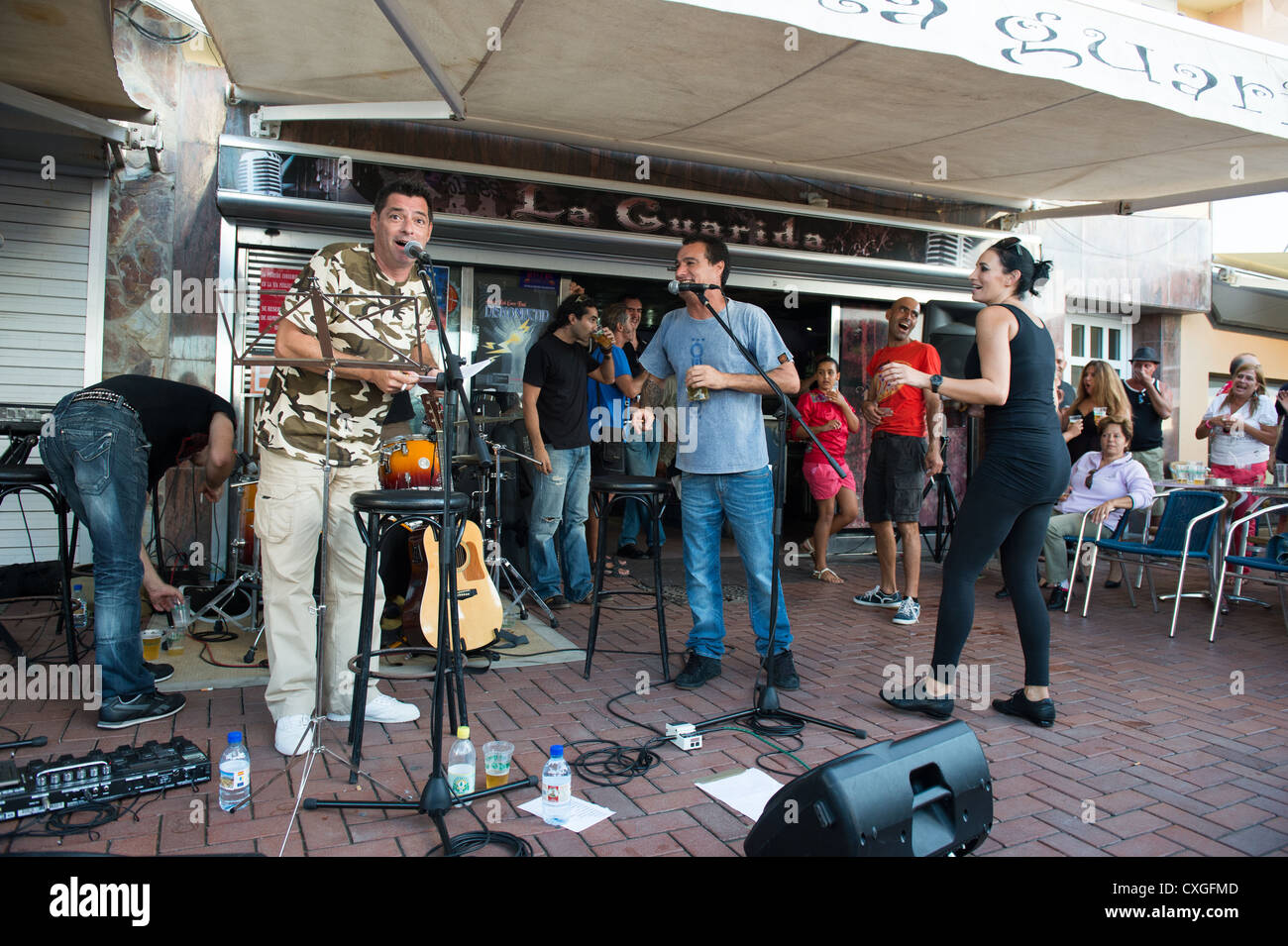 LAS PALMAS, Spanien – SEPTEMBER 29, 2012: die neue Band Diskonectid, Kanarischen Inseln, während eines Konzerts in Musik-Bar Stockfoto