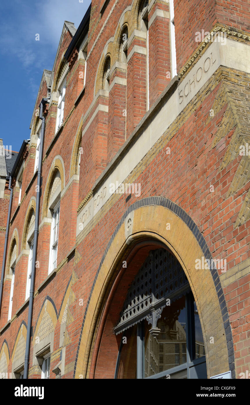 Die ehemaligen York Road School jetzt Wohnungen, York Road King Cross, London, England Stockfoto