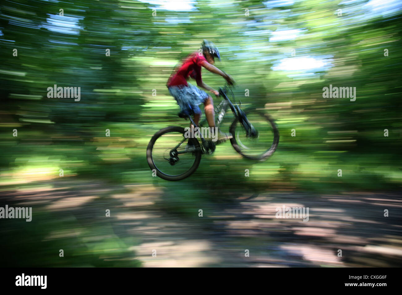 Junge auf Fahrrad zu beschleunigen Stockfoto