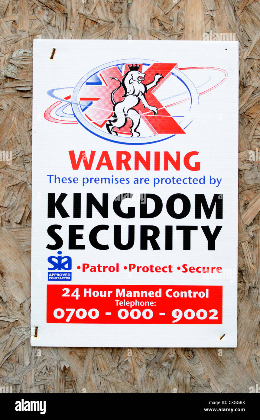 Eine Warnung, dass Räumlichkeiten durch Königreich Security, London, England geschützt sind Stockfoto