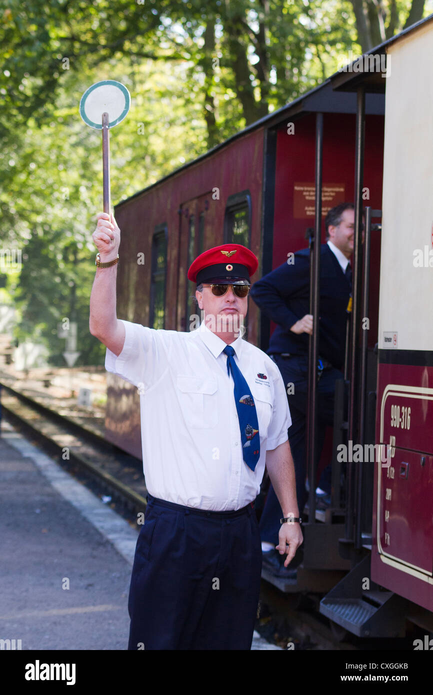 Der Molli-Bahn in Bad Doberan - Deutschland.  Die Wache geben das grüne Signal zu verlassen Stockfoto