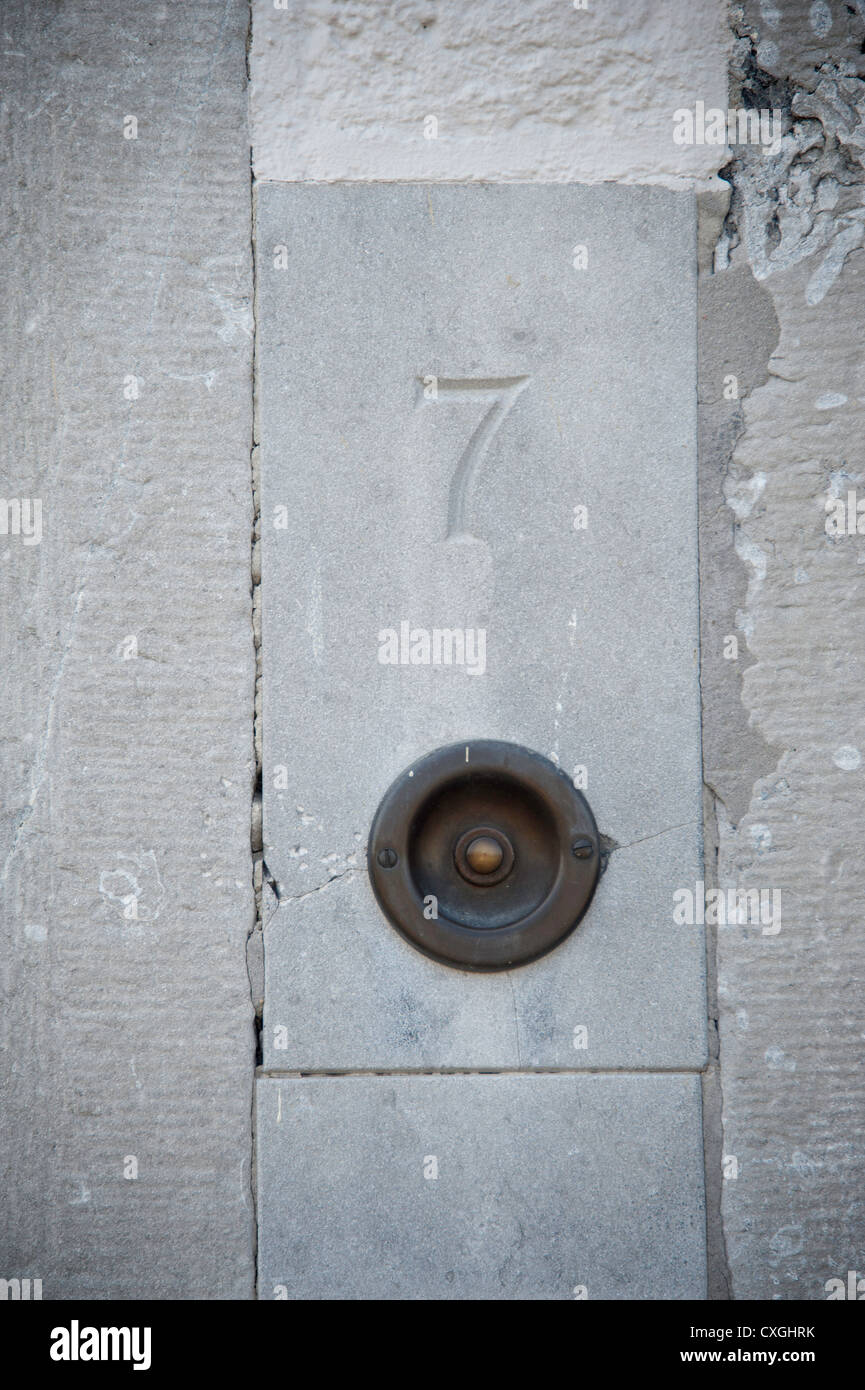 Nummer 7 Schild am Haus in Maastricht, Niederlande Stockfoto