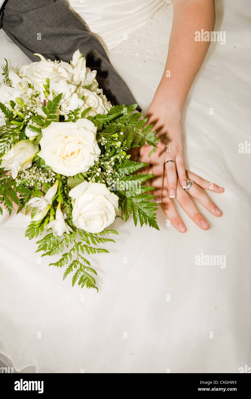 Hände umklammern Brautstrauß Stockfoto