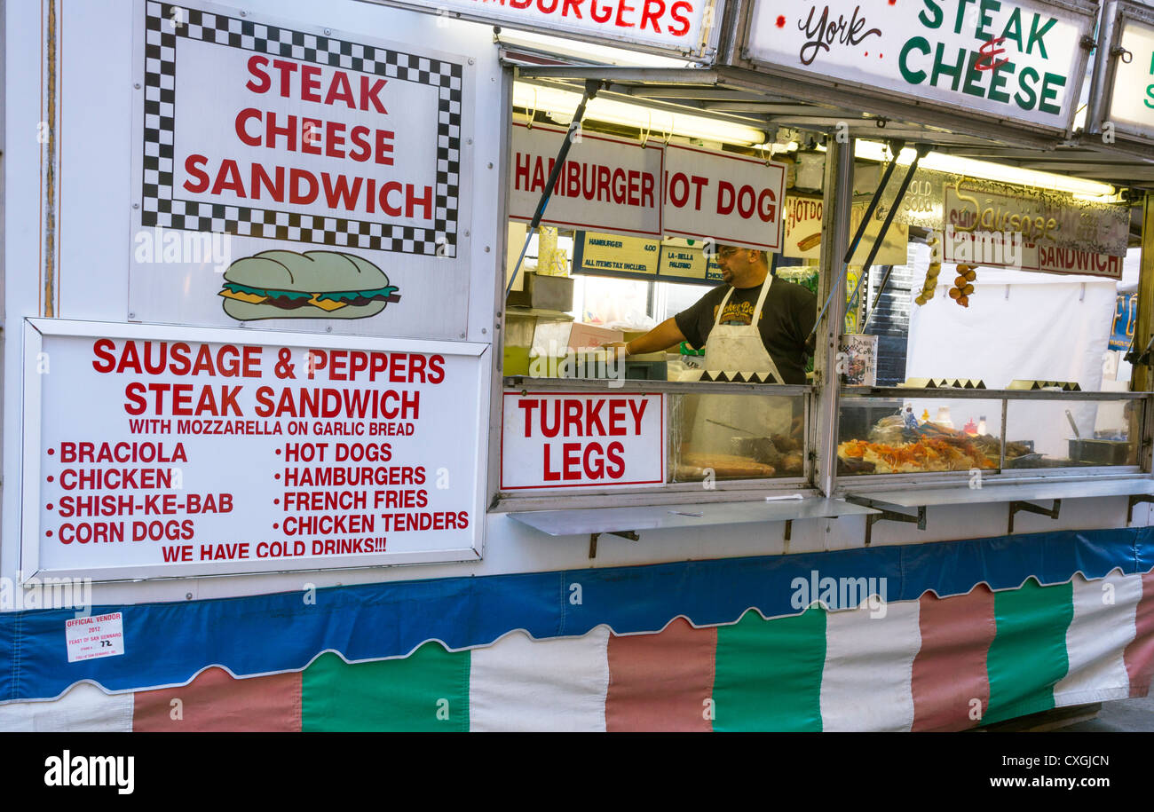 Italienisches Fastfood stehen in der Mulberry Street während fest von San Gennaro in Little Italy Stockfoto