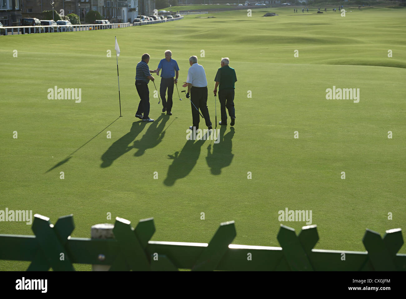 Golfer St Andrews alten Kurs 18. Grün handshake Stockfoto