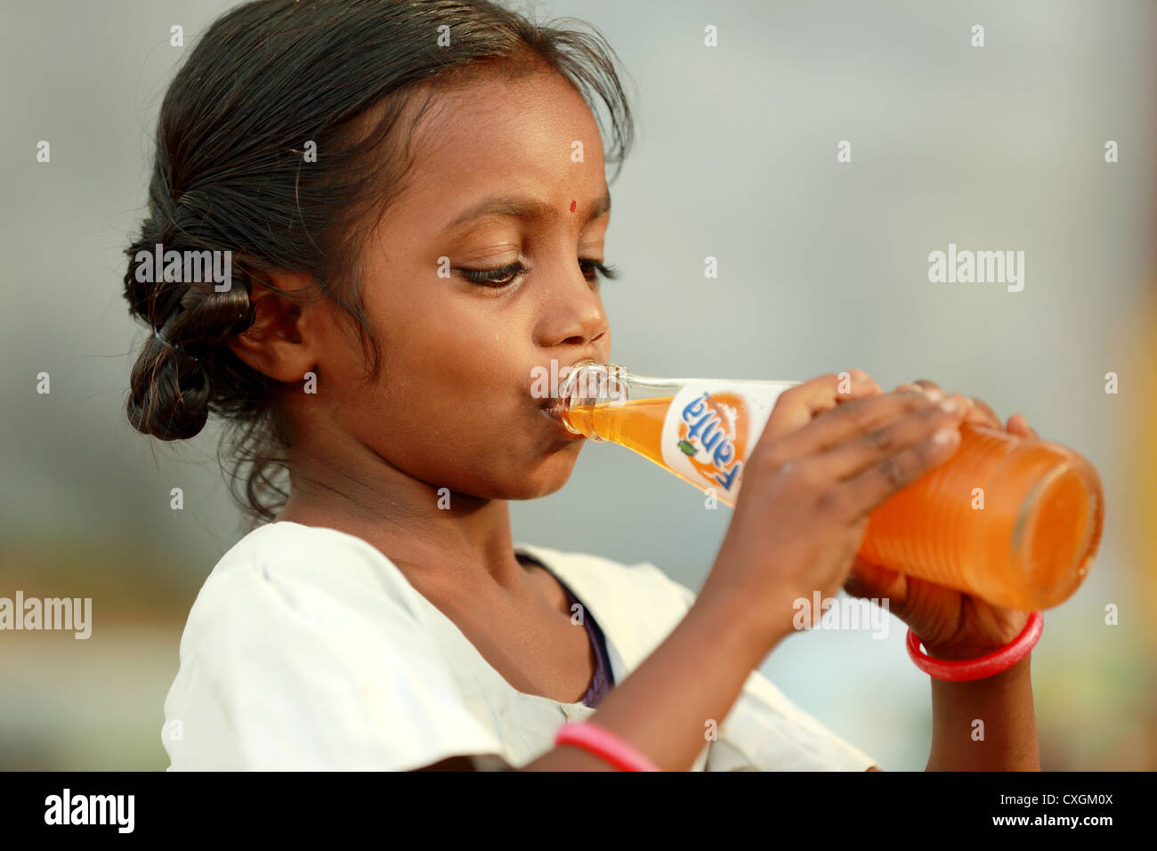 Indische Madchen Trinken Fanta Erfrischungsgetrank Andhra Pradesh In Indien Stockfotografie Alamy