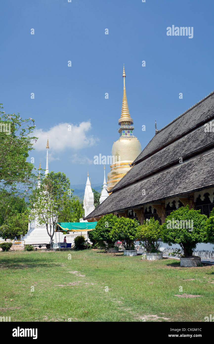 Sala Kan Prian (Predigt Halle) und einen Garten, Wat Suan Dok (Blume Garten Tempel), Chiang Mai, Thailand Stockfoto