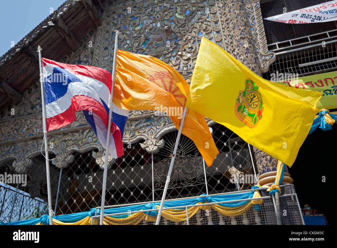 Buddhistischen Fahnen mit Sala Kan Prian (Predigt Hall), Wat Suan Dok (Blume Garten Tempel), Chiang Mai, Thailand Stockfoto