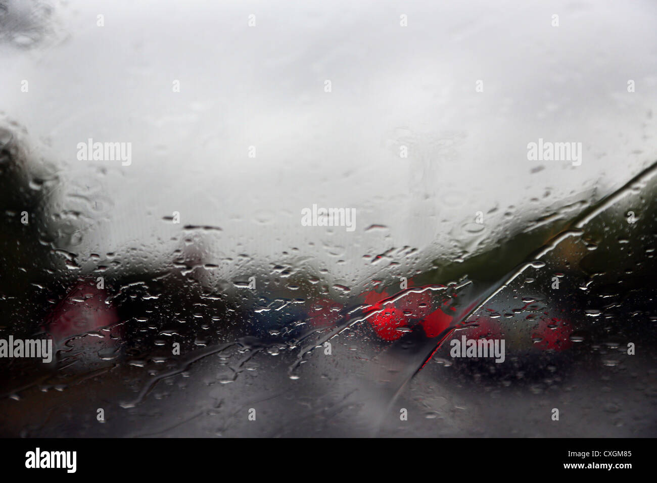Verkehr in der Regen durch Auto Wndow England genommen Stockfoto
