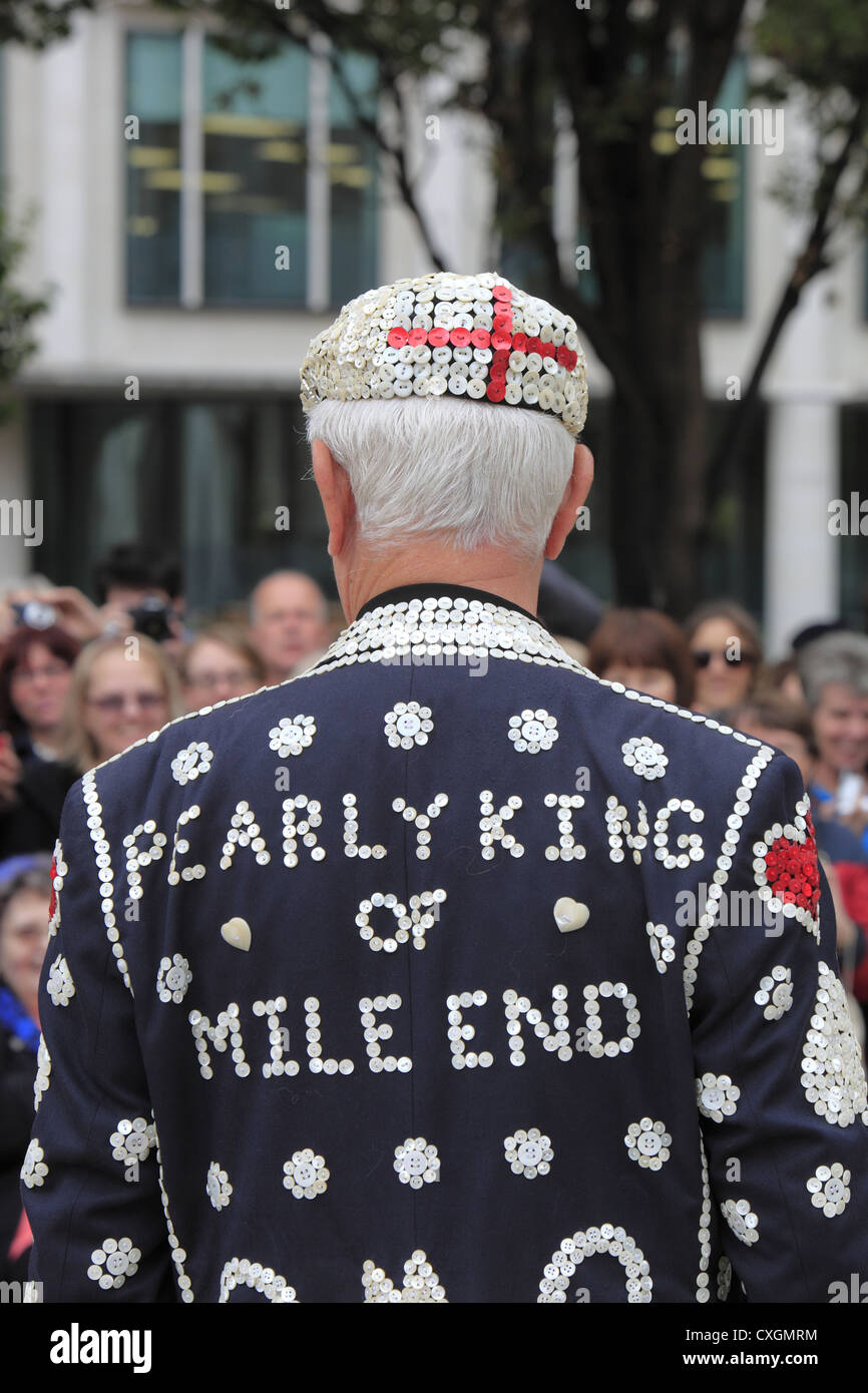 Pearly Kings & Queens costermonger Erntefest statt an der Guildhall Hof & St Mary-le-Bow Church, London, England, UK Stockfoto