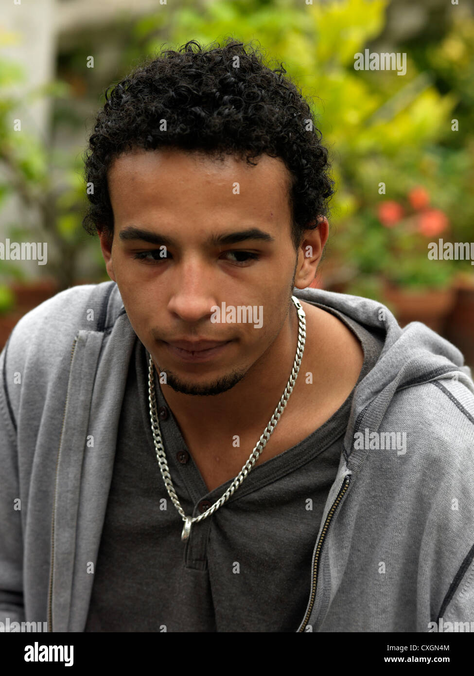 Porträt der jungen Mann Mischlinge In seinen frühen Zwanzigern schauen ängstlich Stockfoto