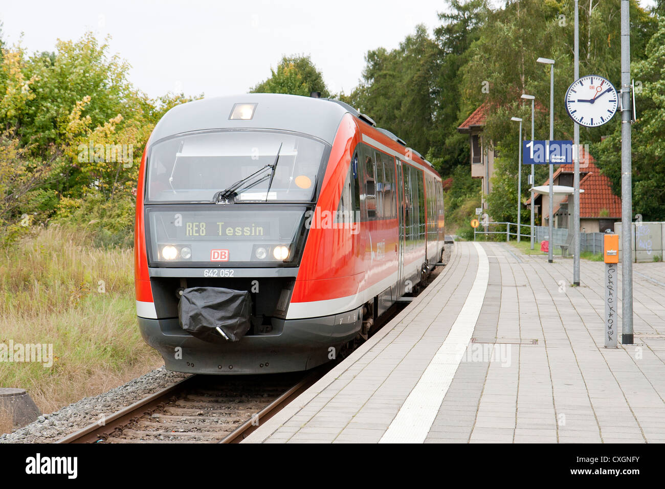 Bad Doberan-Station, Deutschland mit einer Hauptstrecke Zug abfahrbereit. Stockfoto